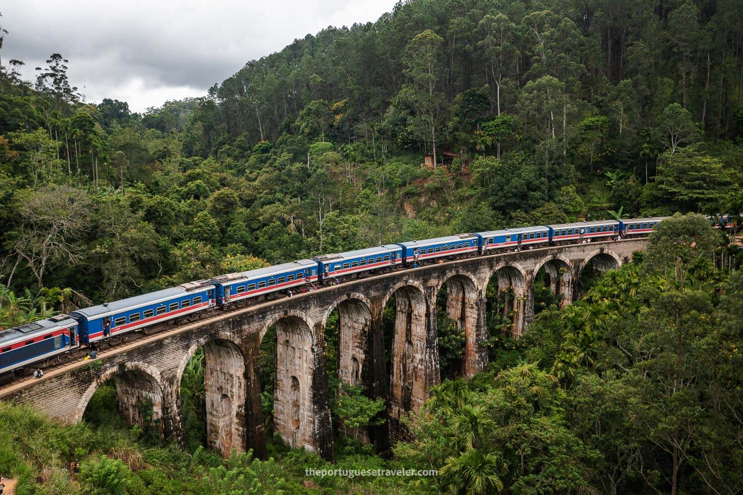 nine arches bridge train sri lanka 53